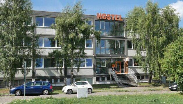 Bei einer Klassenfahrt an die Ostsee übernachtet die Schulklasse im Hostel Stralsund. Auf dem Bild sehen wir die Front des Hostels, im Vordergrund Bäume.